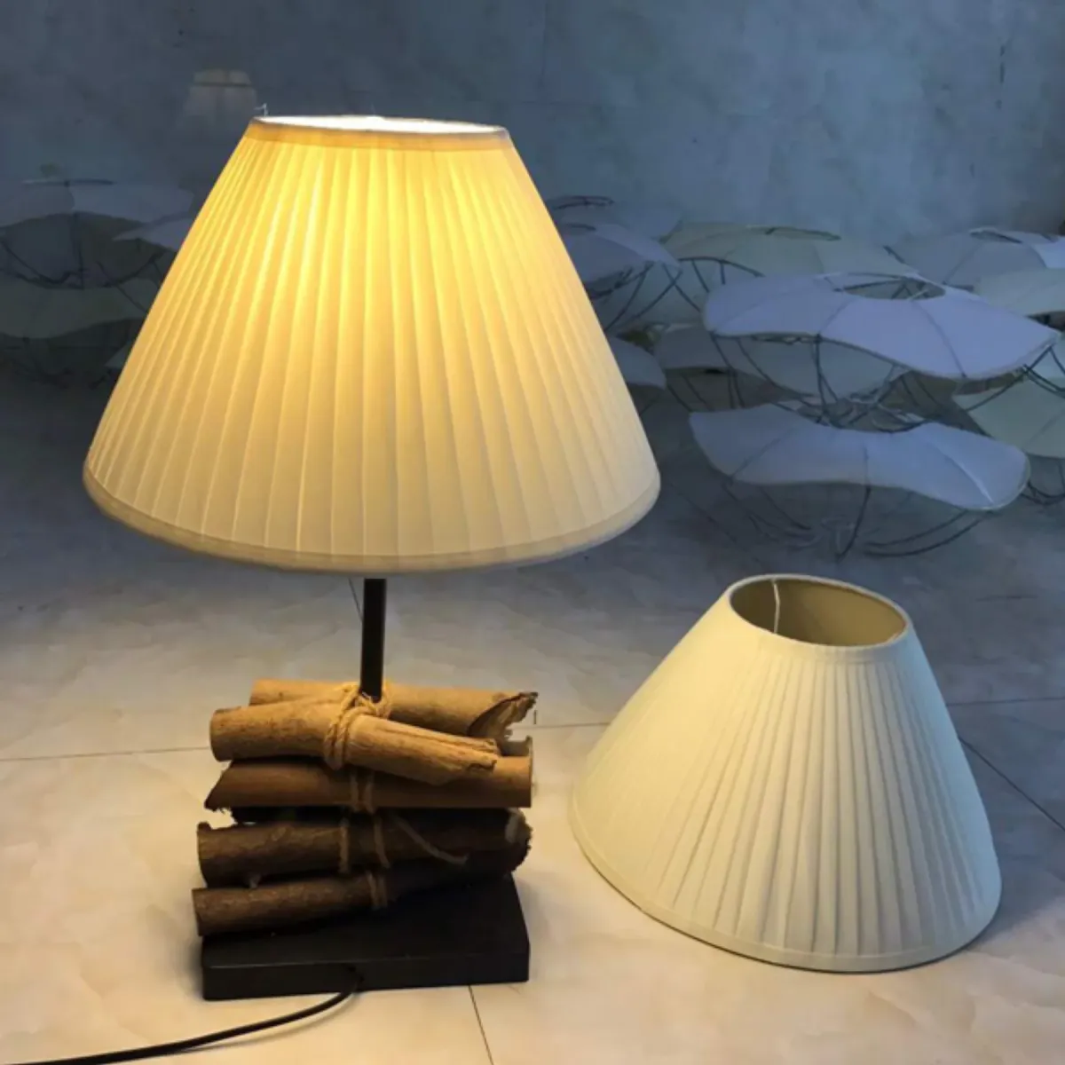 Chao đèn ngủ vải xếp ly dáng nón trên đèn để bàn chân gỗ cho ánh sáng ấm