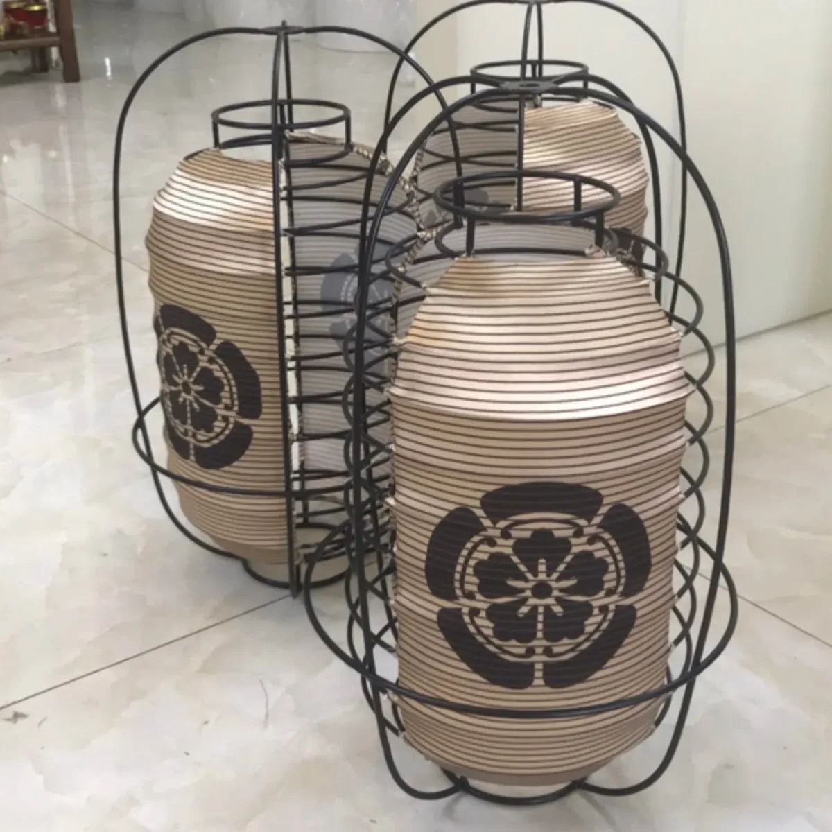 Các chao đèn lồng trụ vải in hoa văn ở nhiều kích thước khác nhau