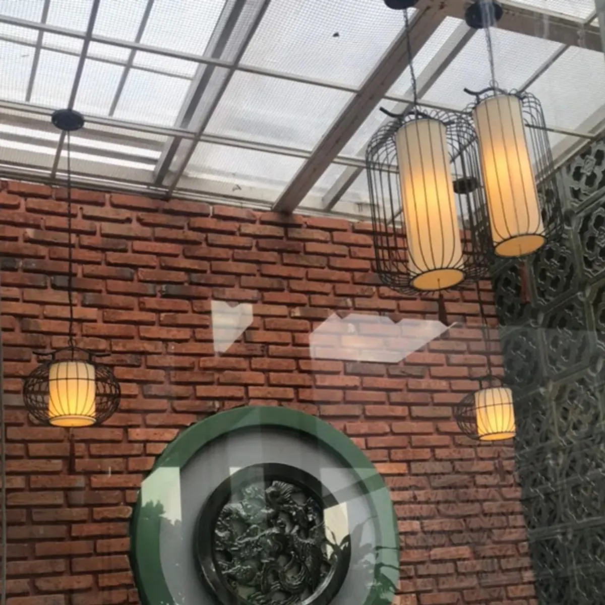 Chao đèn thả dáng trụ vải khung sắt treo khu sân vườn tường gạch