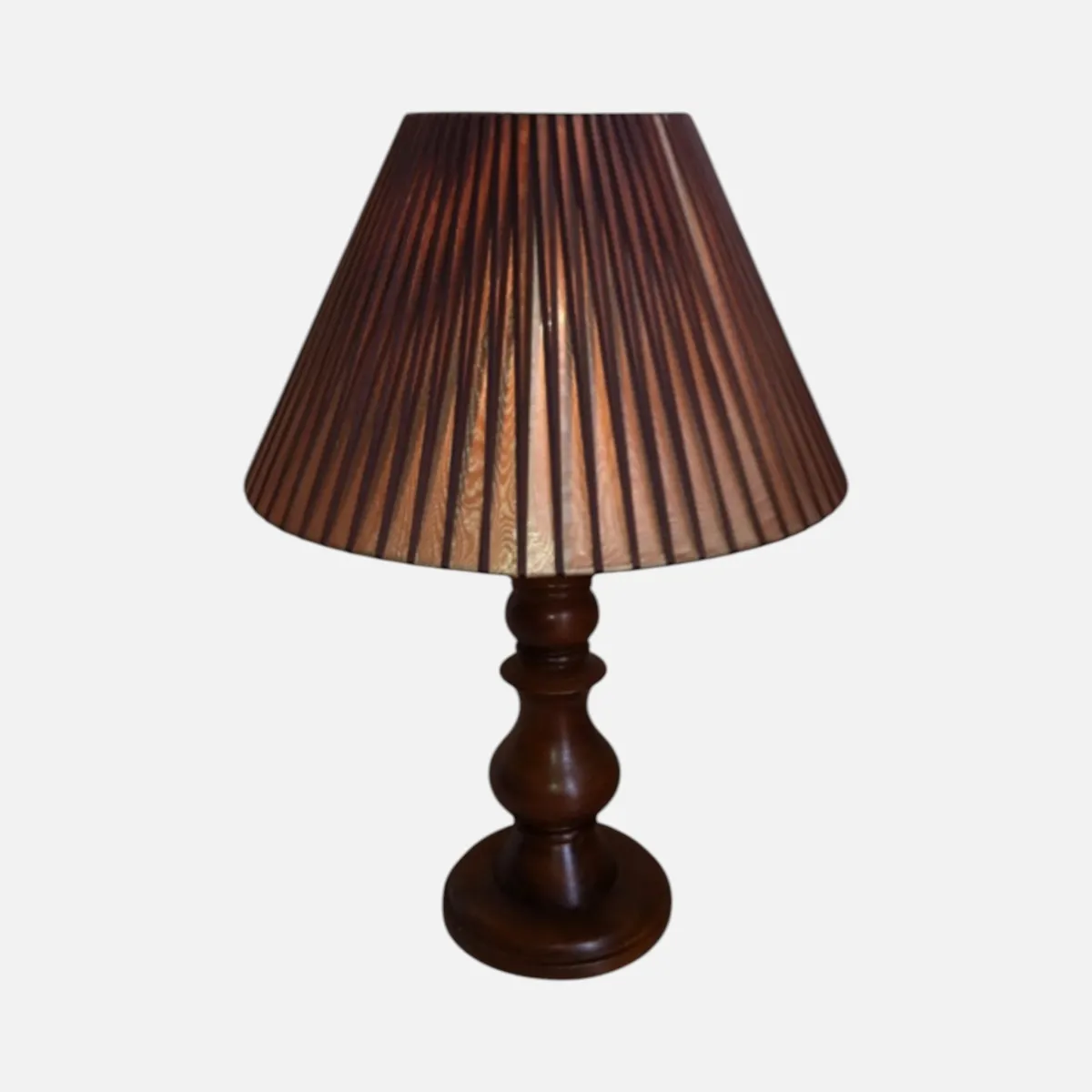 Chao đèn vải xếp ly màu nâu socola dáng nón cụt trên chân đèn gỗ tiện